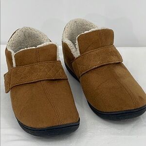 ZIZOR WOMENS SIZE 6 COZY SLIPPERS